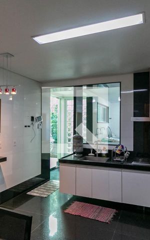 Casa à venda com 300m², 5 quartos e 4 vagas Casa à venda com 300m², 5 quartos e 4 vagasCozinha