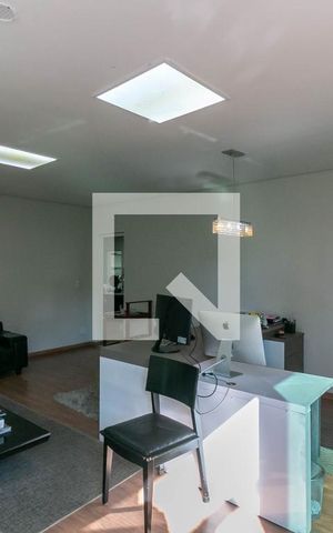 Casa à venda com 300m², 5 quartos e 4 vagas Casa à venda com 300m², 5 quartos e 4 vagasSala