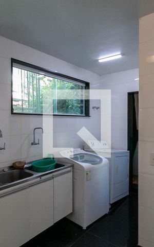 Casa à venda com 300m², 5 quartos e 4 vagas Casa à venda com 300m², 5 quartos e 4 vagasÁrea de Serviço