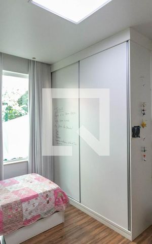Casa à venda com 300m², 5 quartos e 4 vagas Casa à venda com 300m², 5 quartos e 4 vagasQuarto 4