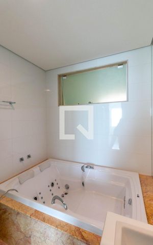 Casa à venda com 300m², 5 quartos e 4 vagas Casa à venda com 300m², 5 quartos e 4 vagasBanheiro Suíte