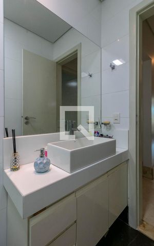 Casa à venda com 300m², 5 quartos e 4 vagas Casa à venda com 300m², 5 quartos e 4 vagasBanheiro 3