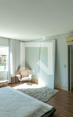 Casa à venda com 300m², 5 quartos e 4 vagas Casa à venda com 300m², 5 quartos e 4 vagasSuíte