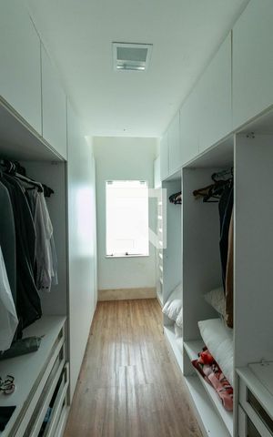 Casa à venda com 300m², 5 quartos e 4 vagas Casa à venda com 300m², 5 quartos e 4 vagasCloset Suíte