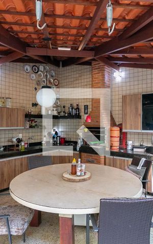 Casa à venda com 300m², 5 quartos e 4 vagas Casa à venda com 300m², 5 quartos e 4 vagasÁrea comum