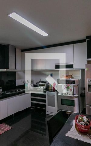 Casa à venda com 300m², 5 quartos e 4 vagas Casa à venda com 300m², 5 quartos e 4 vagasCozinha