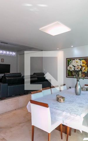 Casa à venda com 300m², 5 quartos e 4 vagas Casa à venda com 300m², 5 quartos e 4 vagasSala
