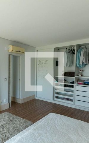 Casa à venda com 300m², 5 quartos e 4 vagas Casa à venda com 300m², 5 quartos e 4 vagasSuíte