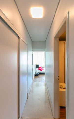 Casa à venda com 300m², 5 quartos e 4 vagas Casa à venda com 300m², 5 quartos e 4 vagasCorredor