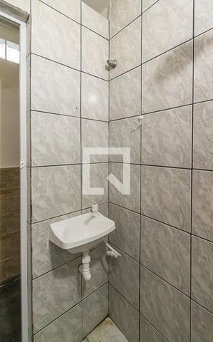 Casa à venda com 190m², 4 quartos e 4 vagas Casa à venda com 190m², 4 quartos e 4 vagasCasa fundos - Banheiro