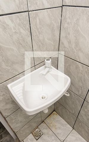 Casa à venda com 190m², 4 quartos e 4 vagas Casa à venda com 190m², 4 quartos e 4 vagasCasa fundos - Banheiro