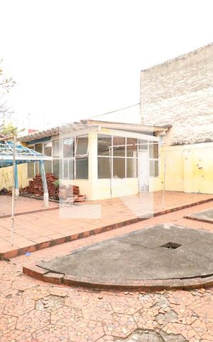 Casa para alugar com 800m², 4 quartos e 6 vagasQuintal