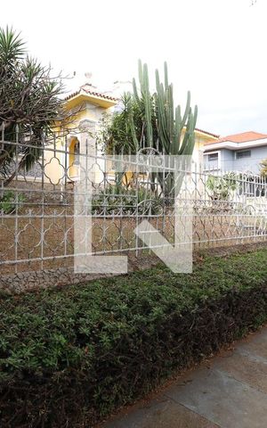 Casa para alugar com 800m², 4 quartos e 6 vagasFachada