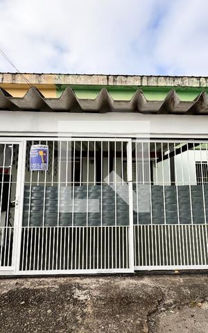 Casa para alugar com 67m², 2 quartos e 1 vaga Casa para alugar com 67m², 2 quartos e 1 vagaFachada