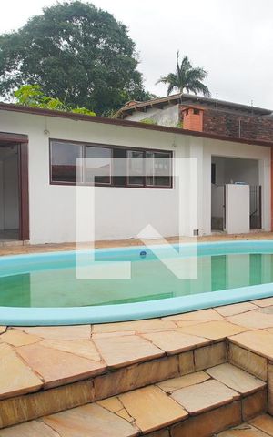 Casa à venda com 150m², 4 quartos e 2 vagas Casa à venda com 150m², 4 quartos e 2 vagasPiscina