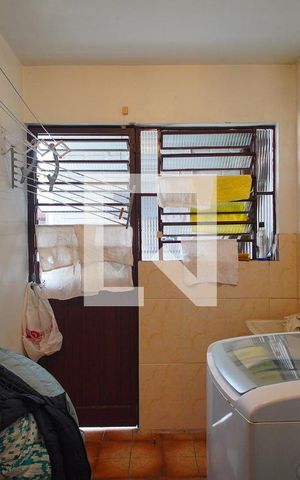 Casa à venda com 150m², 4 quartos e 2 vagas Casa à venda com 150m², 4 quartos e 2 vagasÁrea de Serviço
