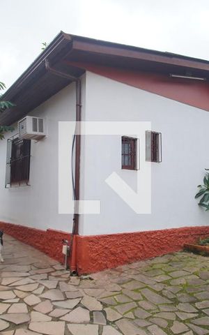 Casa à venda com 150m², 4 quartos e 2 vagas Casa à venda com 150m², 4 quartos e 2 vagasFachada