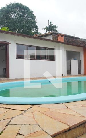 Casa à venda com 150m², 4 quartos e 2 vagas Casa à venda com 150m², 4 quartos e 2 vagasPiscina