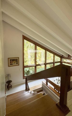 Casa de condomínio à venda com 430m², 4 quartos e 6 vagasEscada
