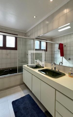 Casa de condomínio à venda com 430m², 4 quartos e 6 vagasBanheiro Corredor