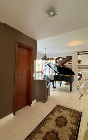 Casa de condomínio à venda com 430m², 4 quartos e 6 vagasSala