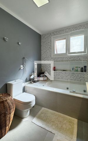 Casa de condomínio à venda com 430m², 4 quartos e 6 vagasBanheiro da Suíte 1