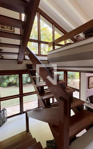 Casa de condomínio à venda com 430m², 4 quartos e 6 vagasEscada