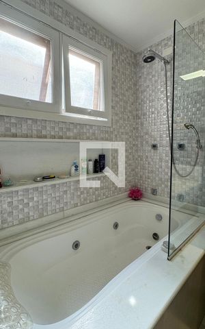 Casa de condomínio à venda com 430m², 4 quartos e 6 vagasBanheiro da Suíte 1