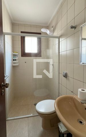 Casa de condomínio à venda com 430m², 4 quartos e 6 vagasBanheiro de serviço
