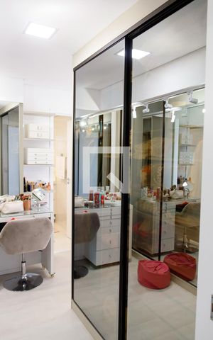 Apartamento à venda com 96m², 2 quartos e 2 vagas Apartamento à venda com 96m², 2 quartos e 2 vagasCloset da suíte 2
