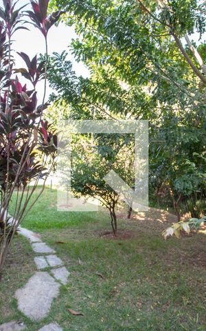 Casa à venda com 700m², 5 quartos e 2 vagas Casa à venda com 700m², 5 quartos e 2 vagasPomar