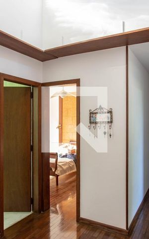 Casa à venda com 700m², 5 quartos e 2 vagas Casa à venda com 700m², 5 quartos e 2 vagasCorredor