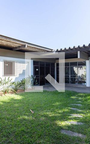 Casa à venda com 700m², 5 quartos e 2 vagas Casa à venda com 700m², 5 quartos e 2 vagasJardim