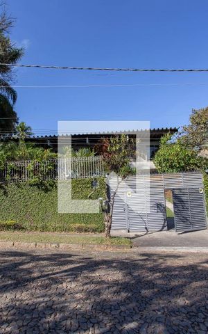 Casa à venda com 700m², 5 quartos e 2 vagas Casa à venda com 700m², 5 quartos e 2 vagasFachada