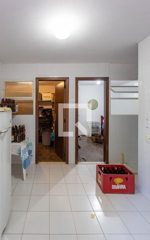 Casa à venda com 700m², 5 quartos e 2 vagas Casa à venda com 700m², 5 quartos e 2 vagasCasa de hospedes
