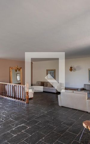 Casa à venda com 700m², 5 quartos e 2 vagas Casa à venda com 700m², 5 quartos e 2 vagasSala