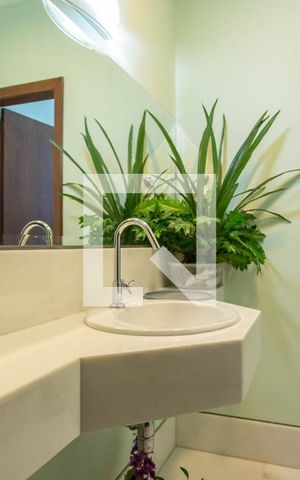 Casa à venda com 700m², 5 quartos e 2 vagas Casa à venda com 700m², 5 quartos e 2 vagasLavabo