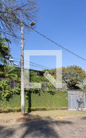Casa à venda com 700m², 5 quartos e 2 vagas Casa à venda com 700m², 5 quartos e 2 vagasFachada