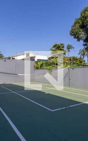 Casa à venda com 700m², 5 quartos e 2 vagas Casa à venda com 700m², 5 quartos e 2 vagasQuadra Esportiva
