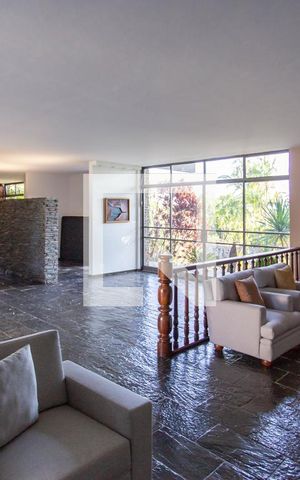 Casa à venda com 700m², 5 quartos e 2 vagas Casa à venda com 700m², 5 quartos e 2 vagasSala