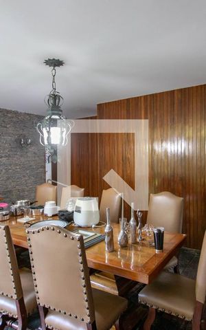 Casa à venda com 700m², 5 quartos e 2 vagas Casa à venda com 700m², 5 quartos e 2 vagasSala de Jantar