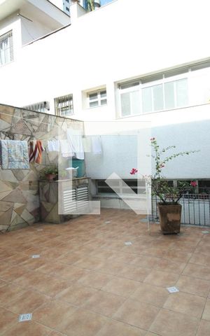 Casa à venda com 279m², 3 quartos e 6 vagas Casa à venda com 279m², 3 quartos e 6 vagasÁrea Externa