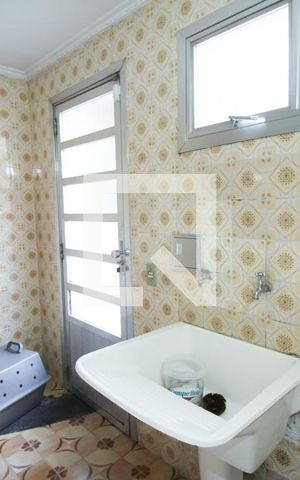 Casa à venda com 279m², 3 quartos e 6 vagas Casa à venda com 279m², 3 quartos e 6 vagasÁrea de Serviço
