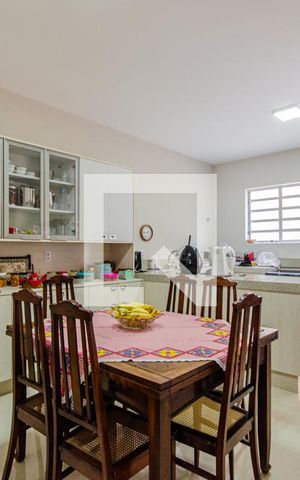 Casa à venda com 400m², 3 quartos e 4 vagas Casa à venda com 400m², 3 quartos e 4 vagasCozinha
