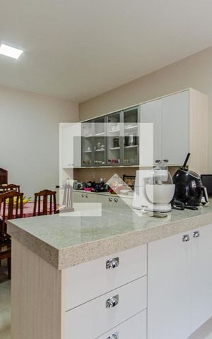 Casa à venda com 400m², 3 quartos e 4 vagas Casa à venda com 400m², 3 quartos e 4 vagasCozinha