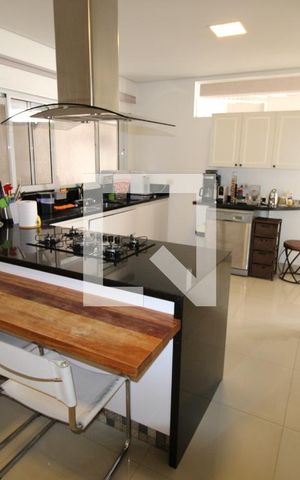 Casa à venda com 437m², 5 quartos e 8 vagasCozinha