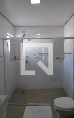 Casa à venda com 437m², 5 quartos e 8 vagasBanheiro da Suíte 4