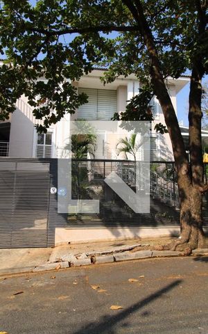 Casa à venda com 437m², 5 quartos e 8 vagasFachada