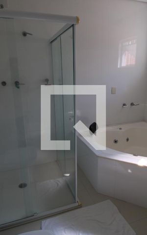 Casa à venda com 437m², 5 quartos e 8 vagasBanheiro da Suíte 3