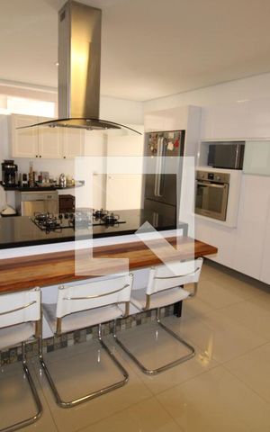 Casa à venda com 437m², 5 quartos e 8 vagasCozinha